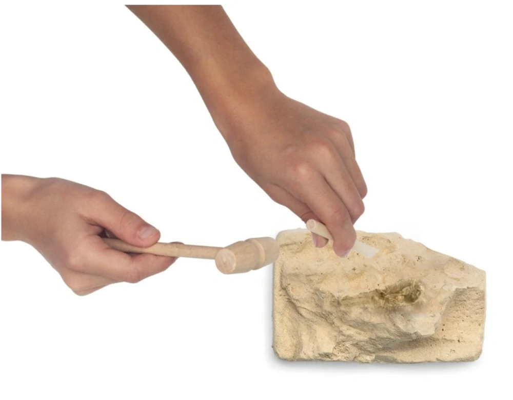 IGRÁČEK - Archeoložka se sarkofágem a soškou Nefertiti